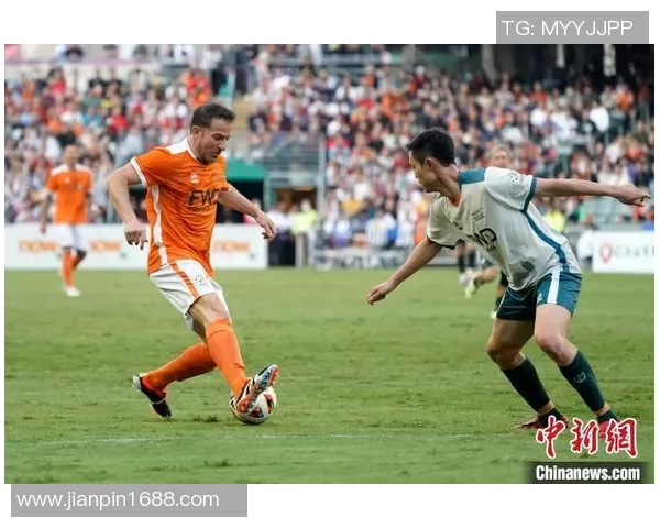 足球明星场上精彩对话揭秘球场内外的友谊与竞争